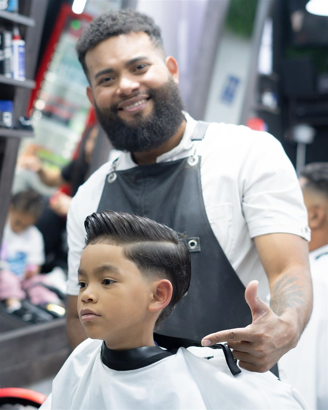 Barbero de Clase A terminando un corte infantil