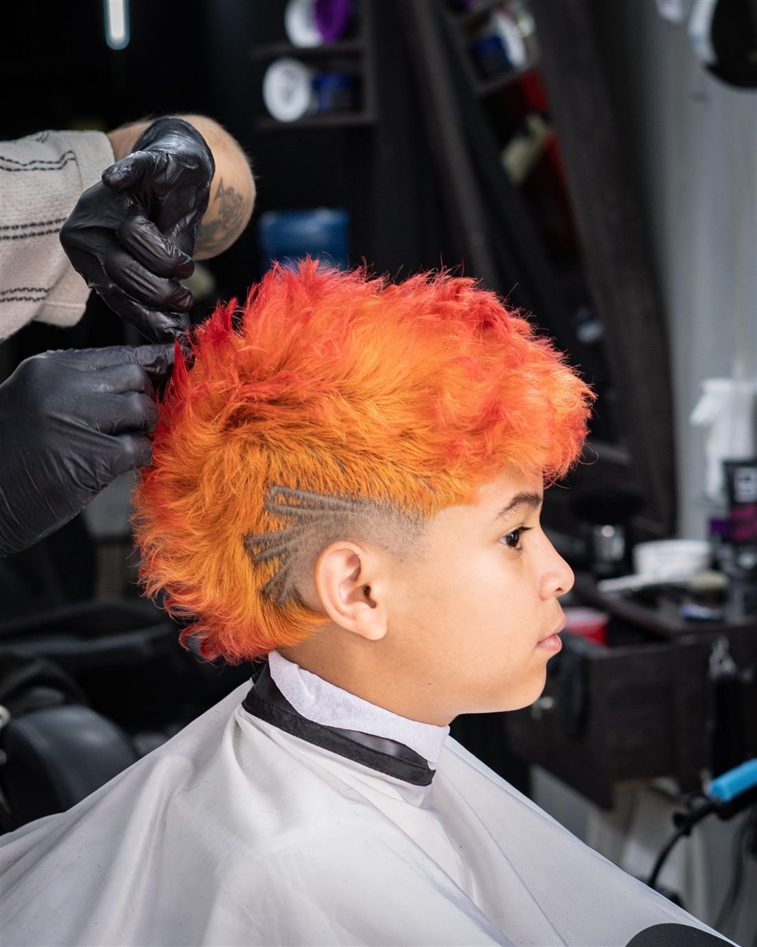 Diseño de color naranja con líneas rapadas