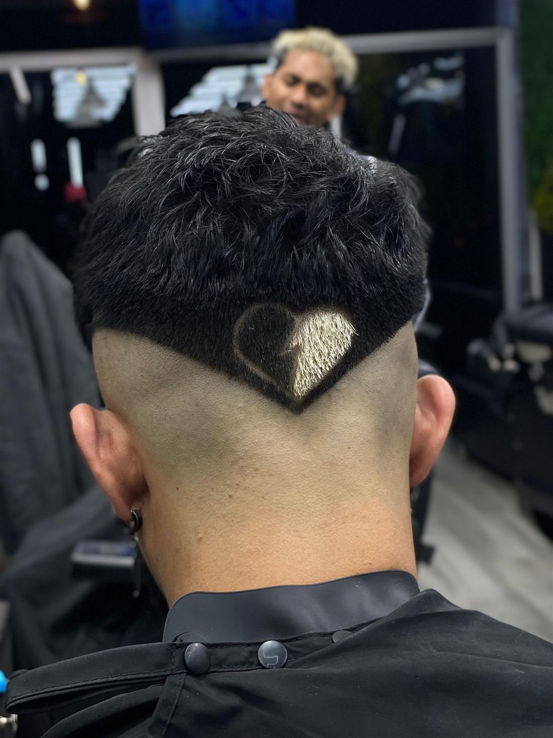 Diseño rapado en forma de corazón en nuca